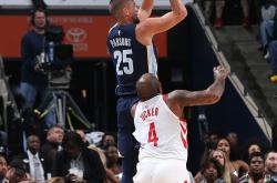 开云体育APP下载-勇士横扫灰熊，周琦刷新纪录