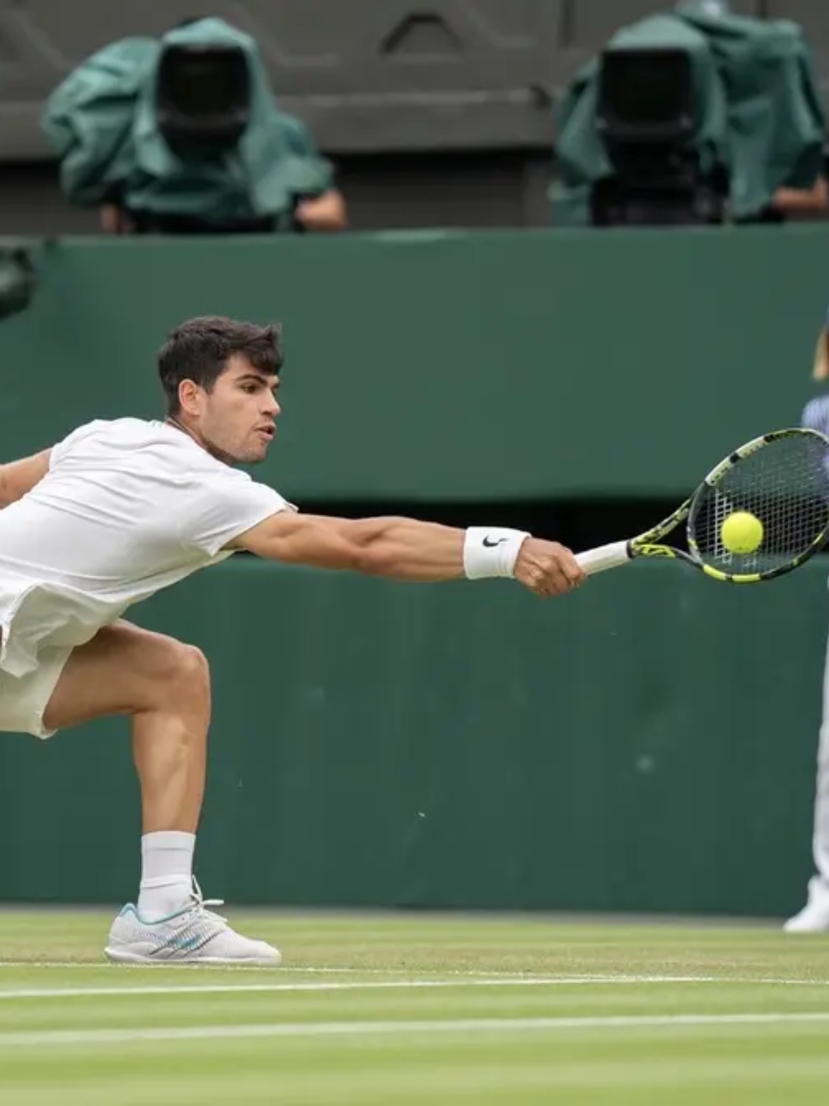 关于西班牙网球队血洗德国网球队，克耶高斯制霸全场的信息