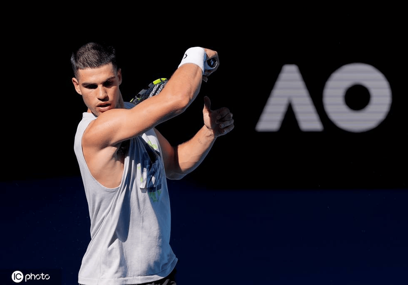 澳大利亚网球队险胜世界网球队，阿尔卡拉斯高光表现的简单介绍