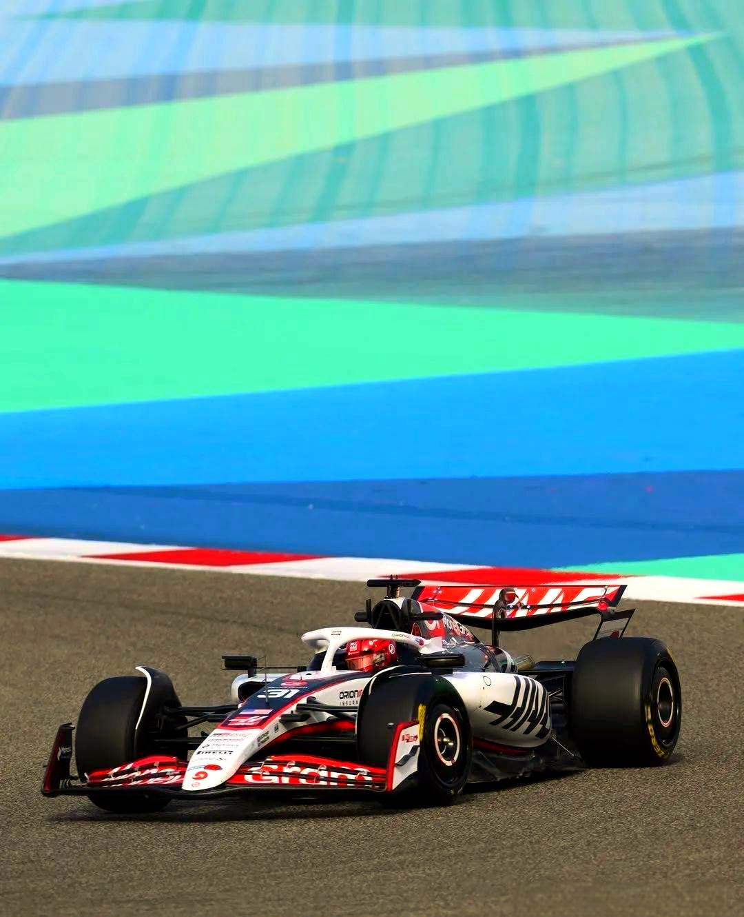 索伯车队完胜哈斯车队，塞恩斯带队取胜