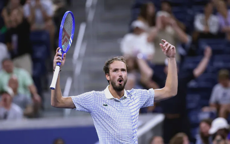 年终总决赛险胜美网,梅德韦杰夫高光表现 年终总决赛险胜美网,梅德韦杰夫高光表现