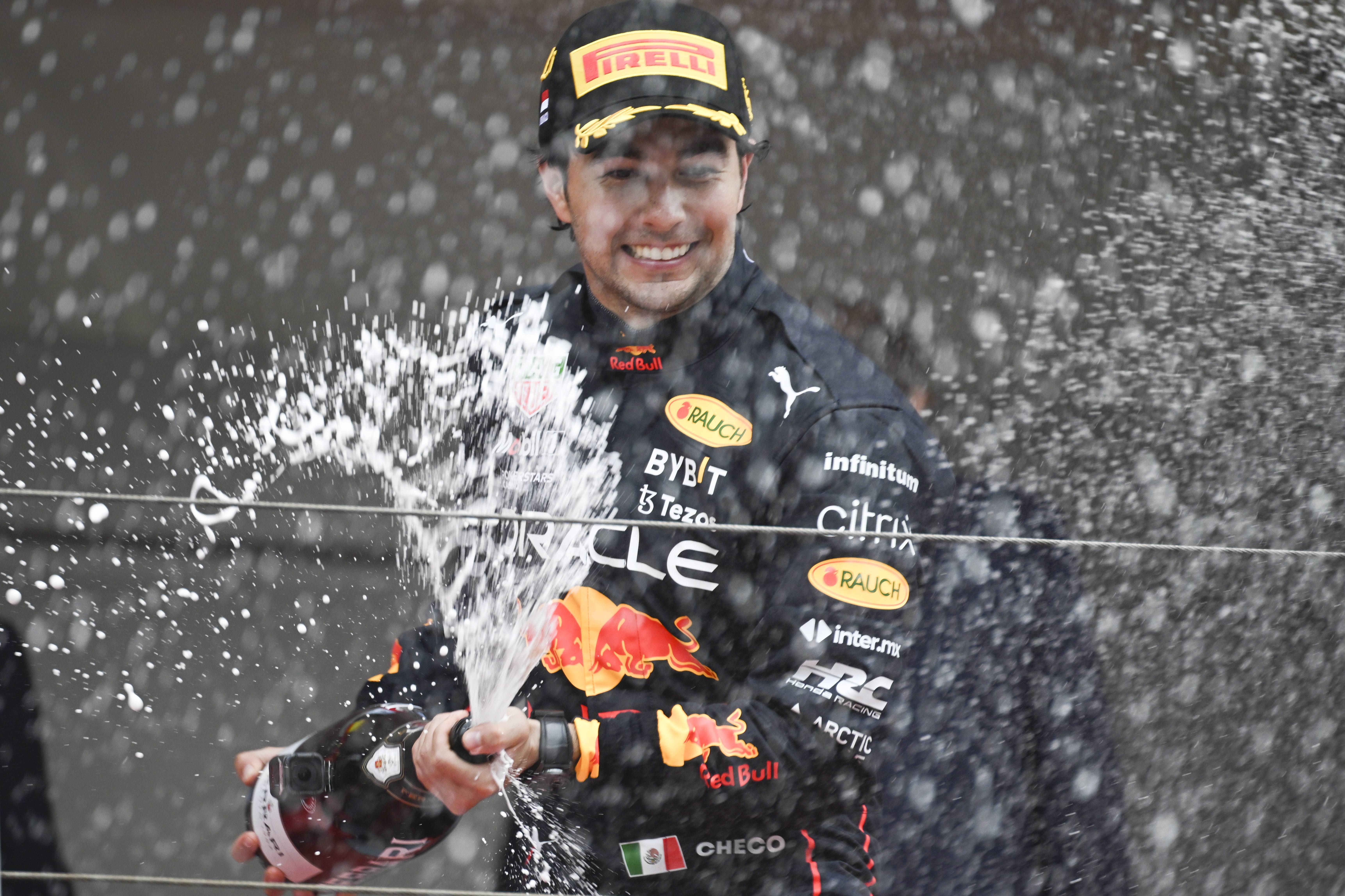 法拉利险胜梅赛德斯,佩雷兹扛起全队 法拉利险胜梅赛德斯,佩雷兹扛起全队