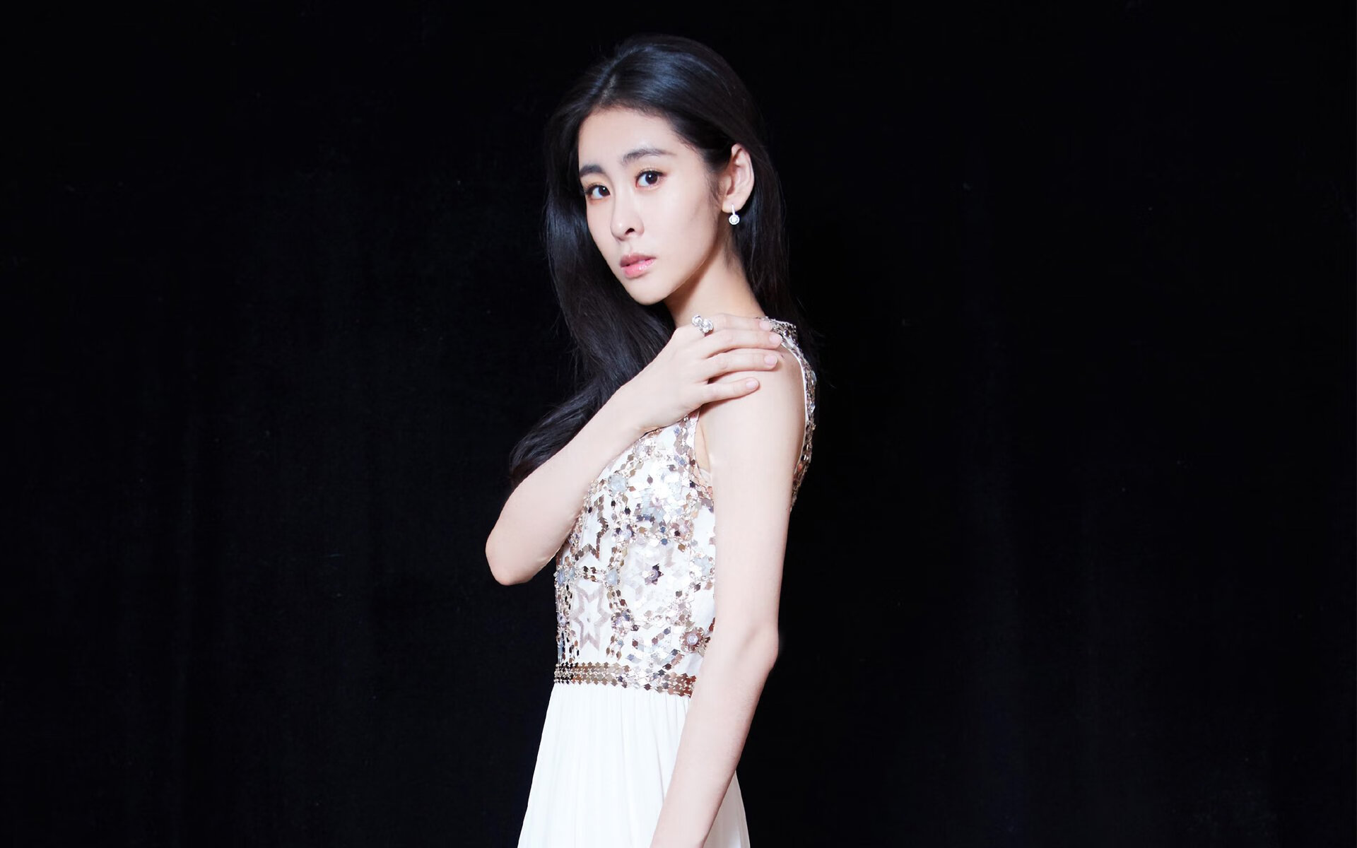 单打巨网，怎及众志成城？德约科维奇扛起的，是一面撕裂孤独的旗帜